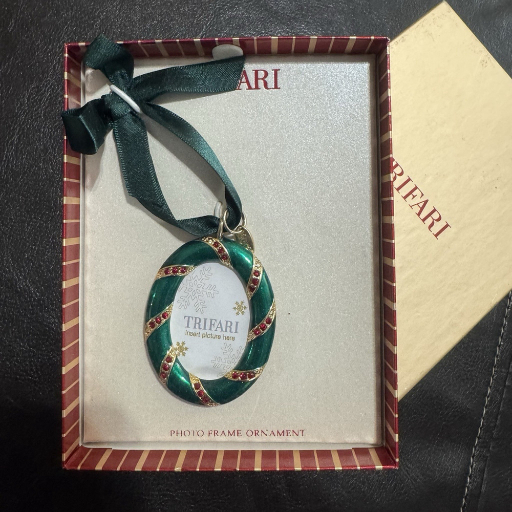 New Trifari 2007 Gold Tone Green Red Rhinestone Dangle Photo Frame Ornament